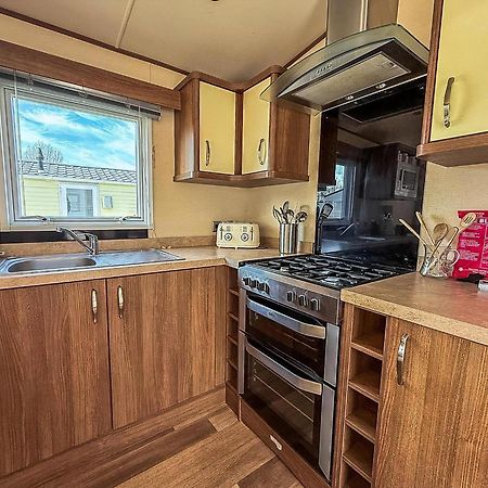 Gorgeous 6 Berth Caravan With Decking And Wi-Fi At Broadland Sands Ref 20377Bs Hopton on Sea Dış mekan fotoğraf