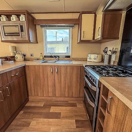 Gorgeous 6 Berth Caravan With Decking And Wi-Fi At Broadland Sands Ref 20377Bs Hopton on Sea Dış mekan fotoğraf