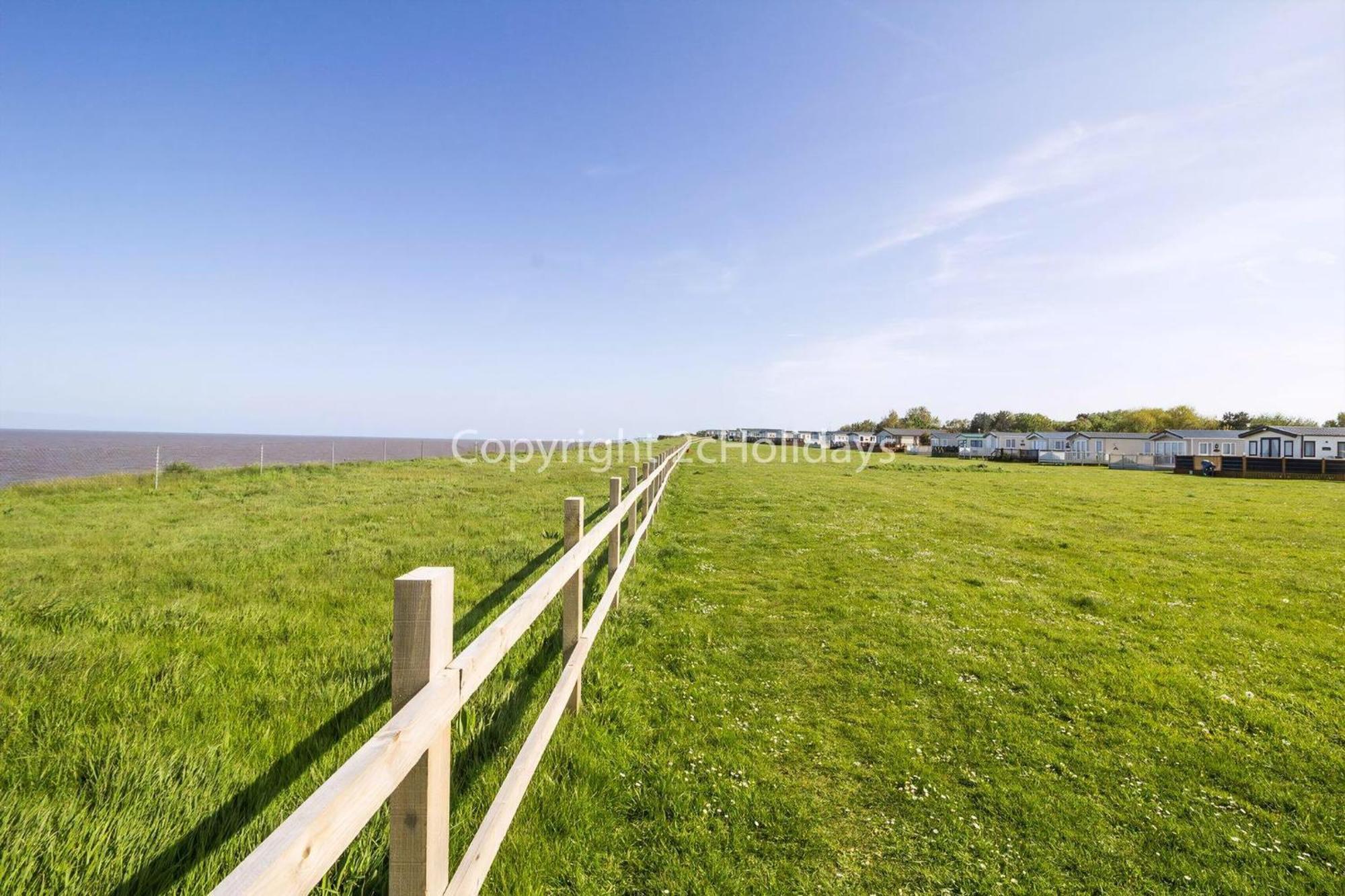 Gorgeous 6 Berth Caravan With Decking And Wi-Fi At Broadland Sands Ref 20377Bs Hopton on Sea Dış mekan fotoğraf