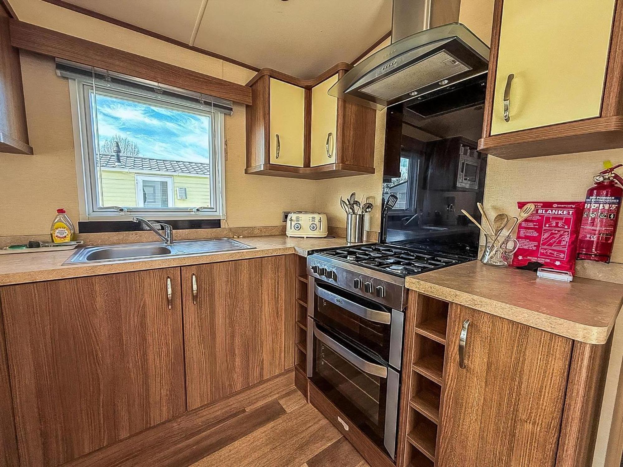 Gorgeous 6 Berth Caravan With Decking And Wi-Fi At Broadland Sands Ref 20377Bs Hopton on Sea Dış mekan fotoğraf