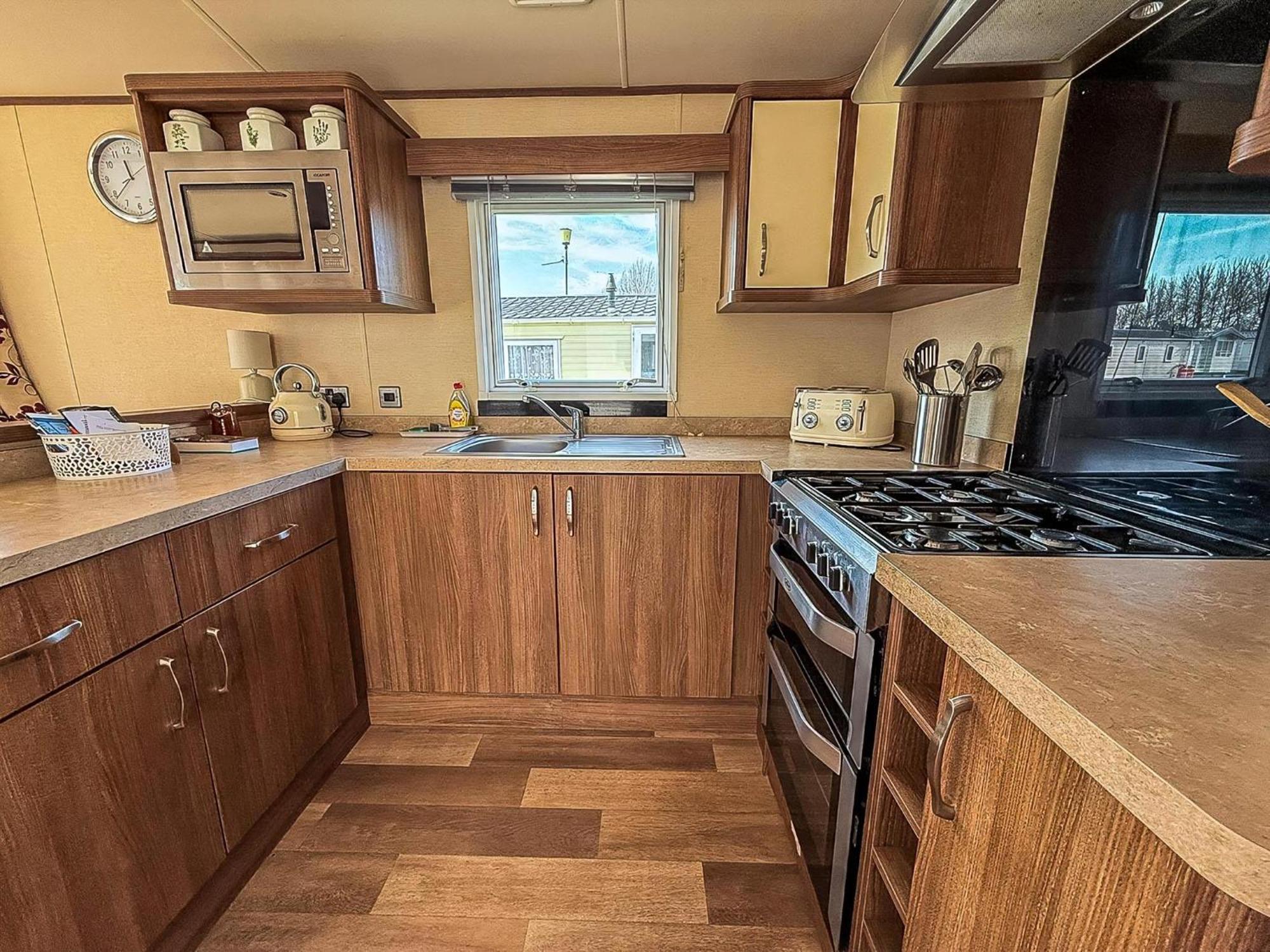 Gorgeous 6 Berth Caravan With Decking And Wi-Fi At Broadland Sands Ref 20377Bs Hopton on Sea Dış mekan fotoğraf