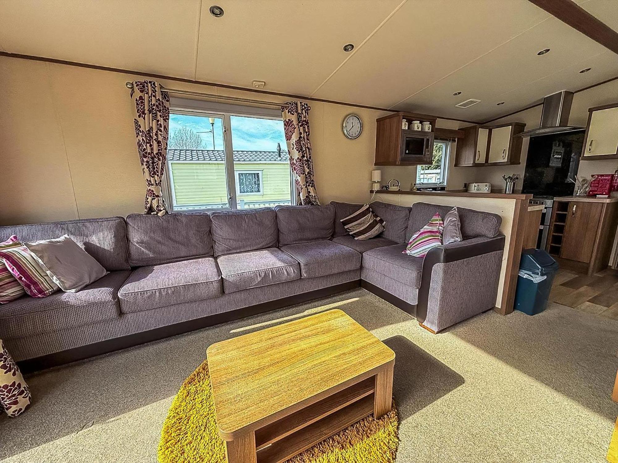 Gorgeous 6 Berth Caravan With Decking And Wi-Fi At Broadland Sands Ref 20377Bs Hopton on Sea Dış mekan fotoğraf