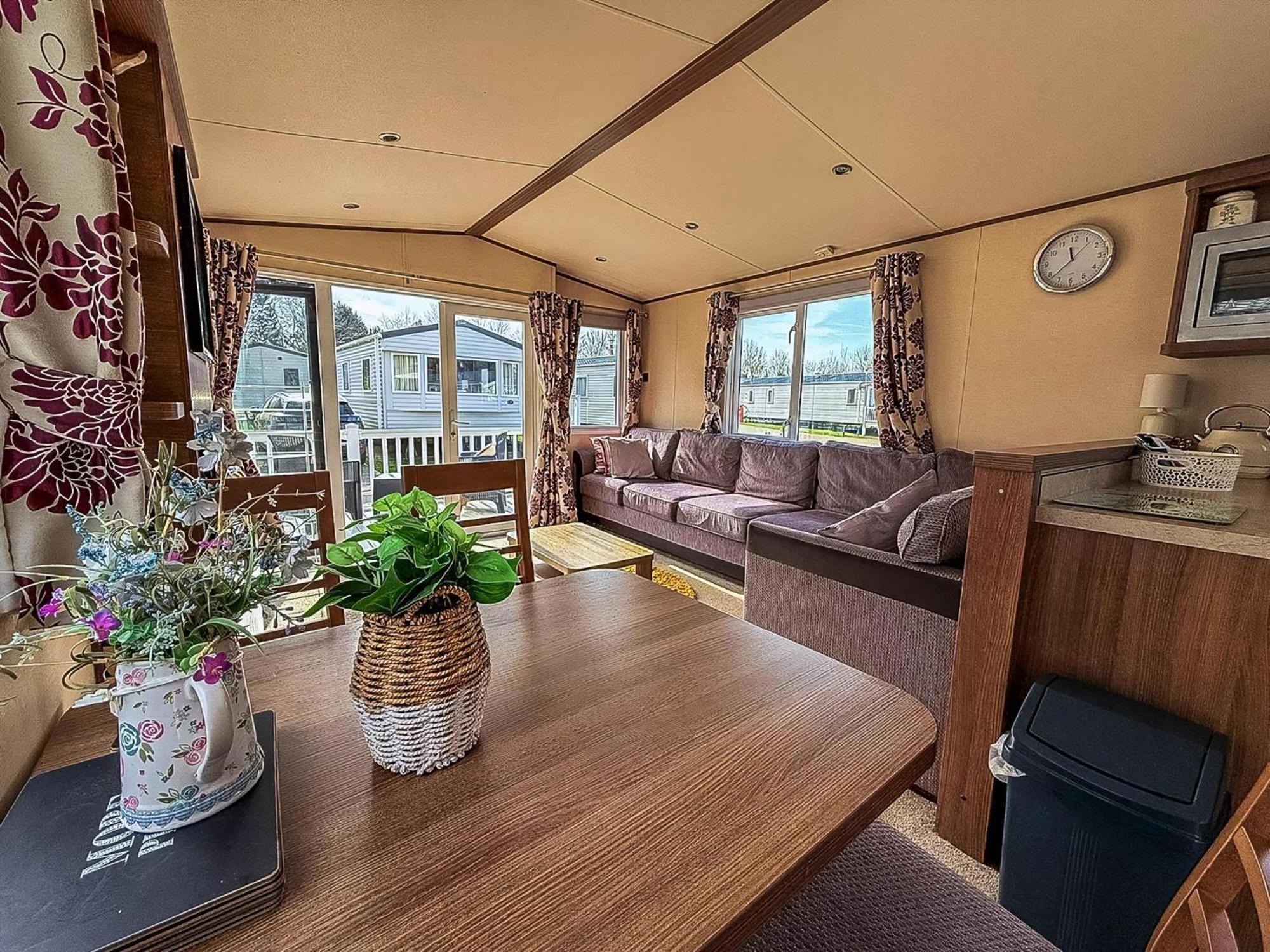 Gorgeous 6 Berth Caravan With Decking And Wi-Fi At Broadland Sands Ref 20377Bs Hopton on Sea Dış mekan fotoğraf