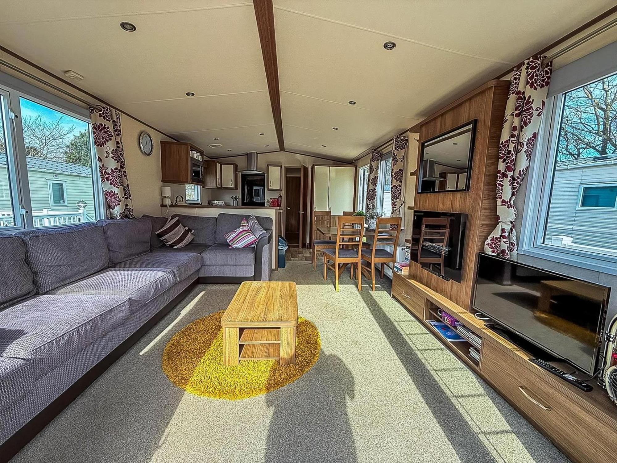 Gorgeous 6 Berth Caravan With Decking And Wi-Fi At Broadland Sands Ref 20377Bs Hopton on Sea Dış mekan fotoğraf