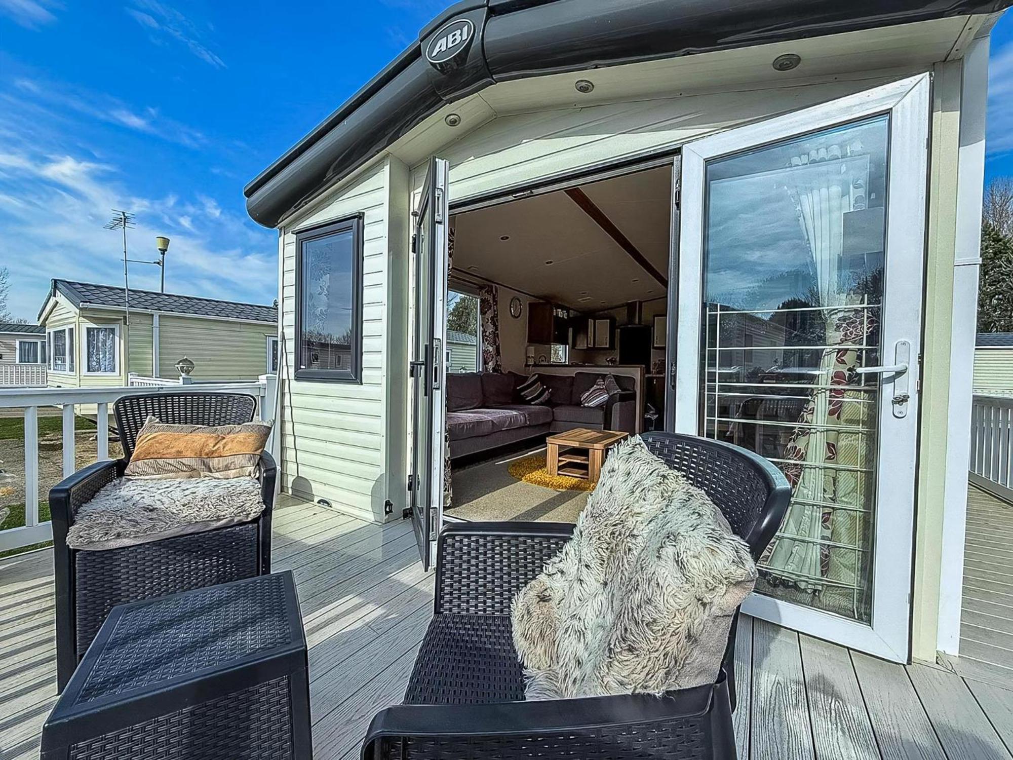 Gorgeous 6 Berth Caravan With Decking And Wi-Fi At Broadland Sands Ref 20377Bs Hopton on Sea Dış mekan fotoğraf
